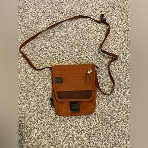 Eagle Creek Travel Gear Crossbody Handbag Clay Nylon Docs Cash Pouch Bag Adjust